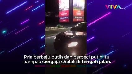 Viral, Seorang Pria Shalat di Tengah Jalan Raya