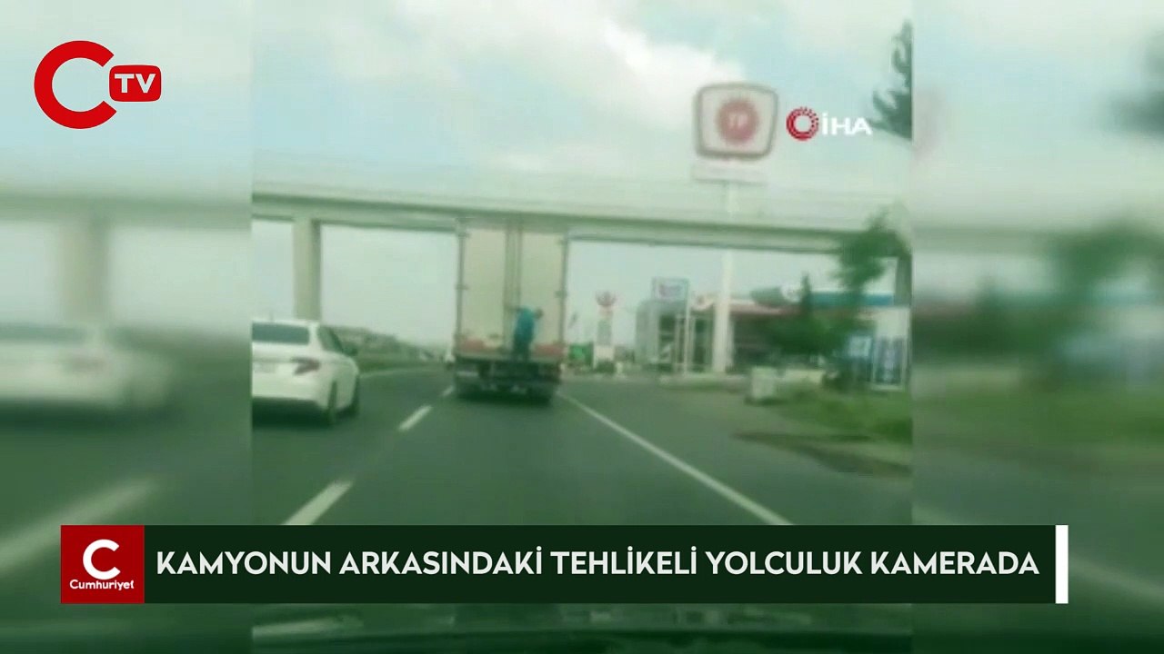 Kamyonun arkasındaki tehlikeli yolculuk kamerada