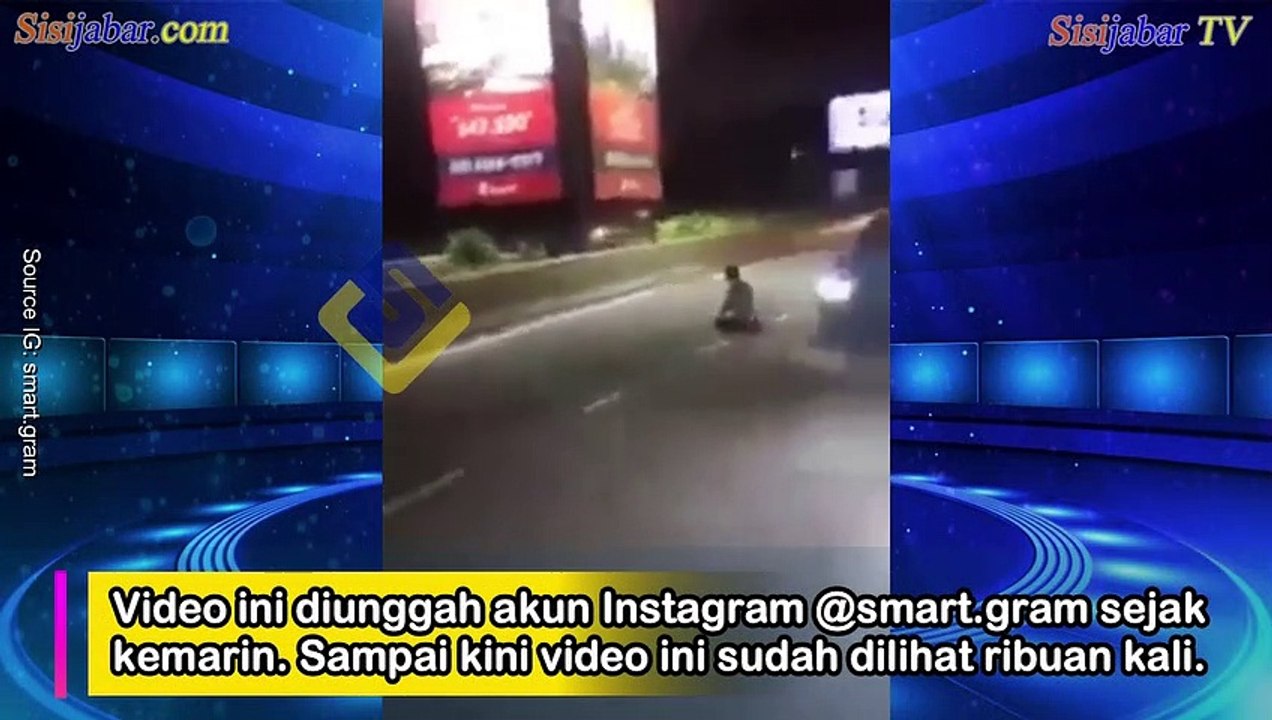 Viral..!! Pria Ini Salat di Tengah Jalan, Buat Warganet Heboh