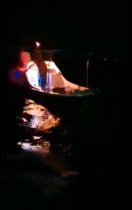 Arızalanan teknede mahsur kalan 5 kişiyi deniz polisi kurtardı
