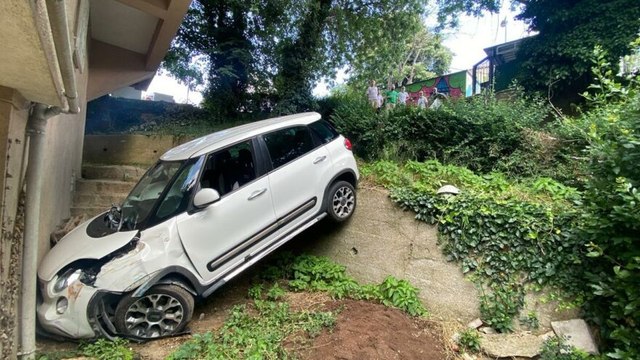 Fren yerine gaza basınca bahçeye uçtu