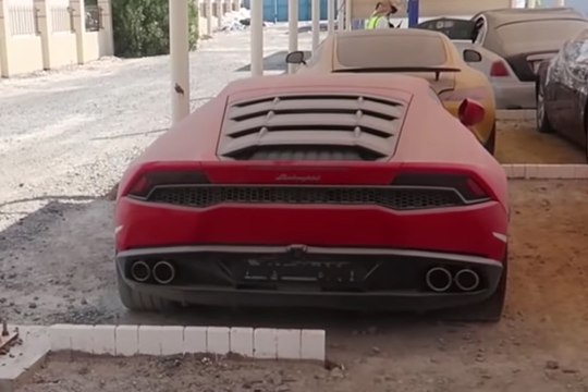 Une casse auto hors norme pleine de voitures de luxe