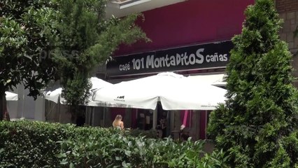 Rocio Flores comiendo en un bar de lo más típico de la capital