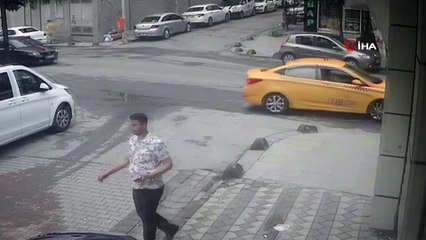 Taksi şoförü, parası yetmeyen yolcunun cep telefonunu çalarak kaçtı...O anlar kamerada