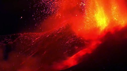 Download Video: Etna, nuova spettacolare eruzione: alte fontane di lava illuminano la notte