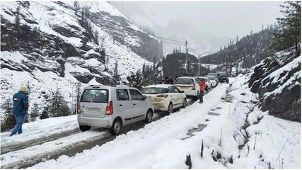 Watch | Tourists flout Covid-19 norms at Rohtang Pass