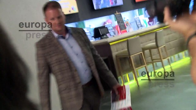 David Hasselhoff a la salida de su firma de autógrafos