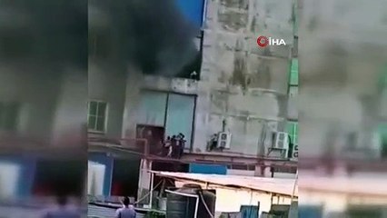 Bangladeş'in başkenti Dakka yakınlarında bulunan bir gıda fabrikasında çıkan yangında en az 43 kişi hayatını kaybetti.