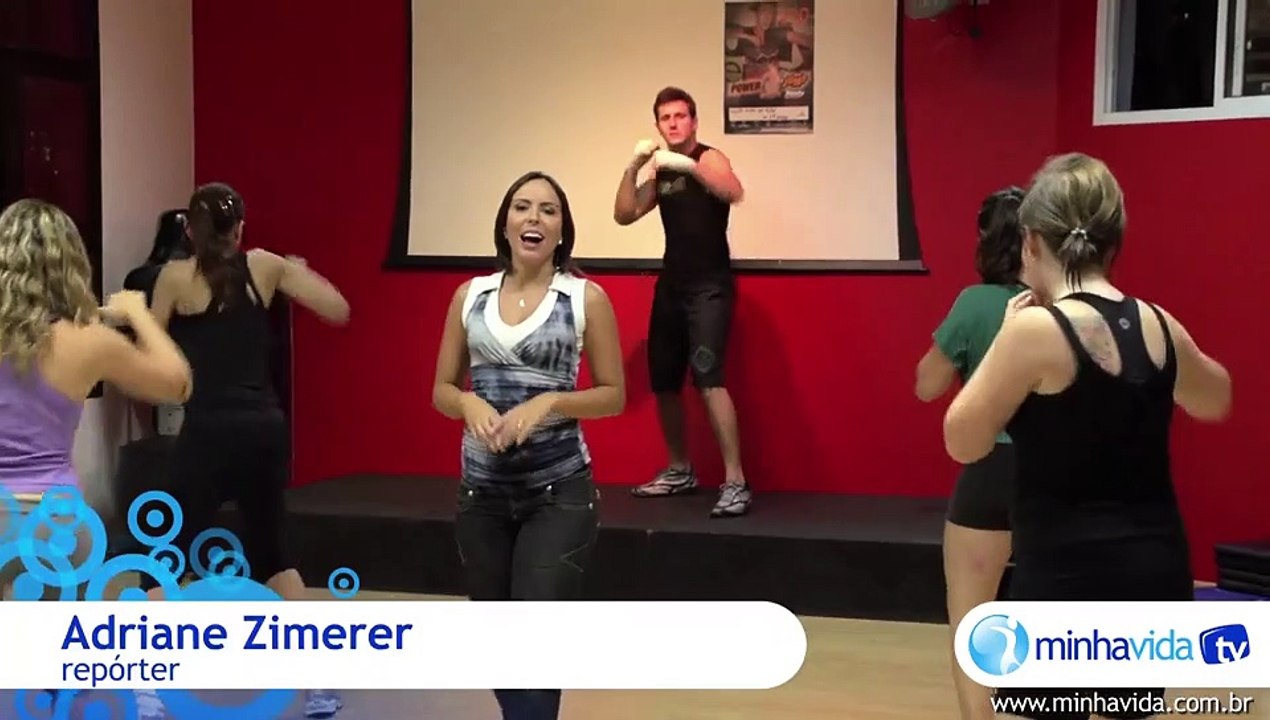 Body combat: aula de ginástica com movimentos de luta