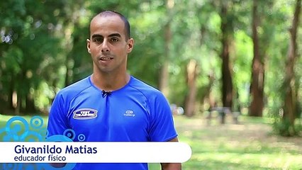 Braços, peito e ombros definidos: treine com bola suíça e halteres
