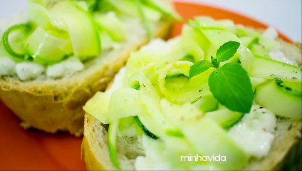 Bruschetta de abobrinha e cottage light