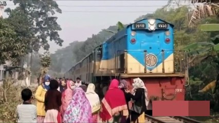 রেললাইনে এই ২ শিশু এভাবে দাড়িয়ে ছিল! শেষ মুহূর্তে ড্রাইভারের নজরে পড়ে কিন্তু ততো