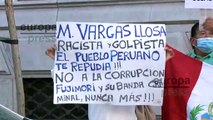 Un grupo de manifestantes esperan a Mario Vargas Llosa a las puertas de Casa América