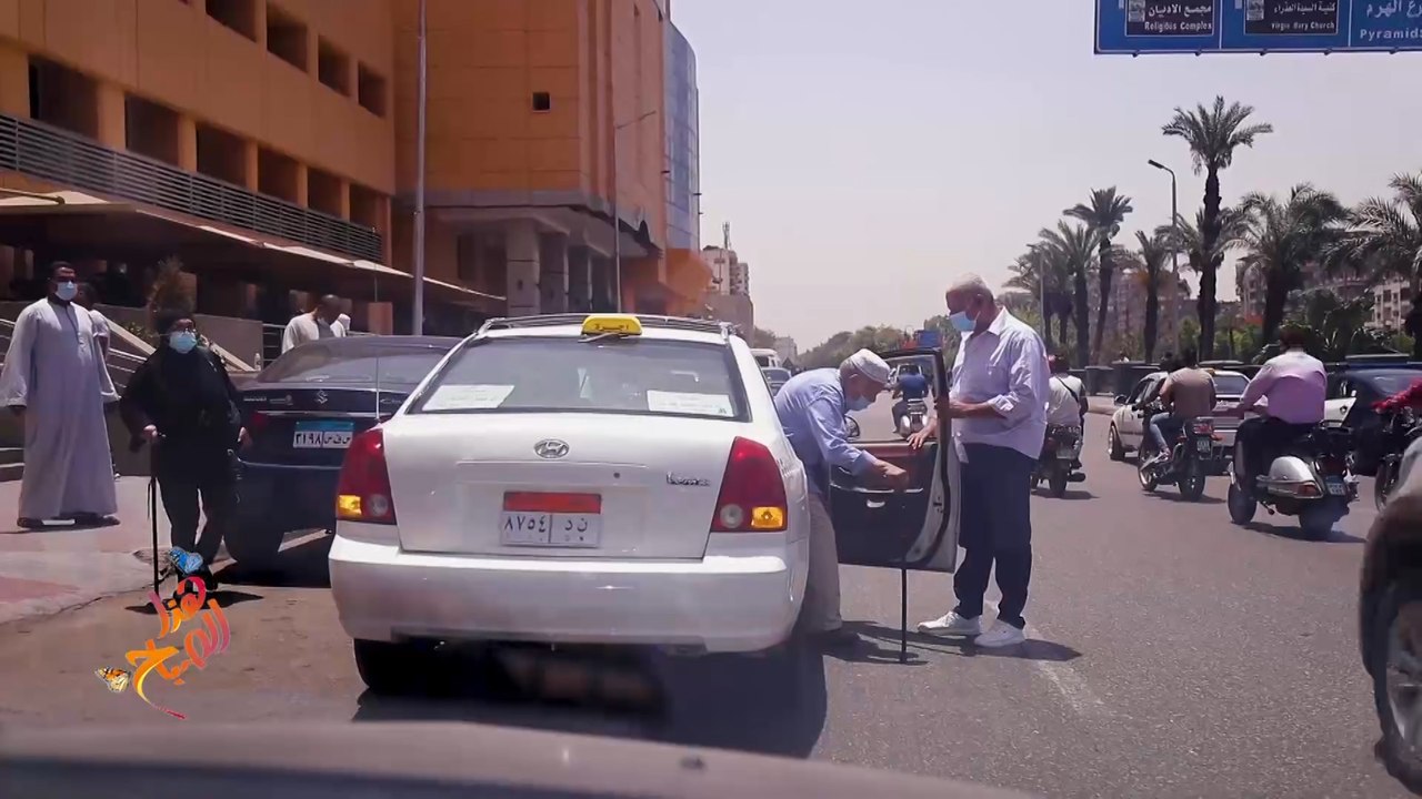 سائق تاكسي مصري ينقل المرضى للمستشفيات مجانا