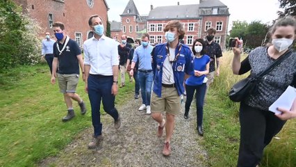 Faimes : les ministres Alexander De Croo et Valérie Glatigny en visite dans un camp scout