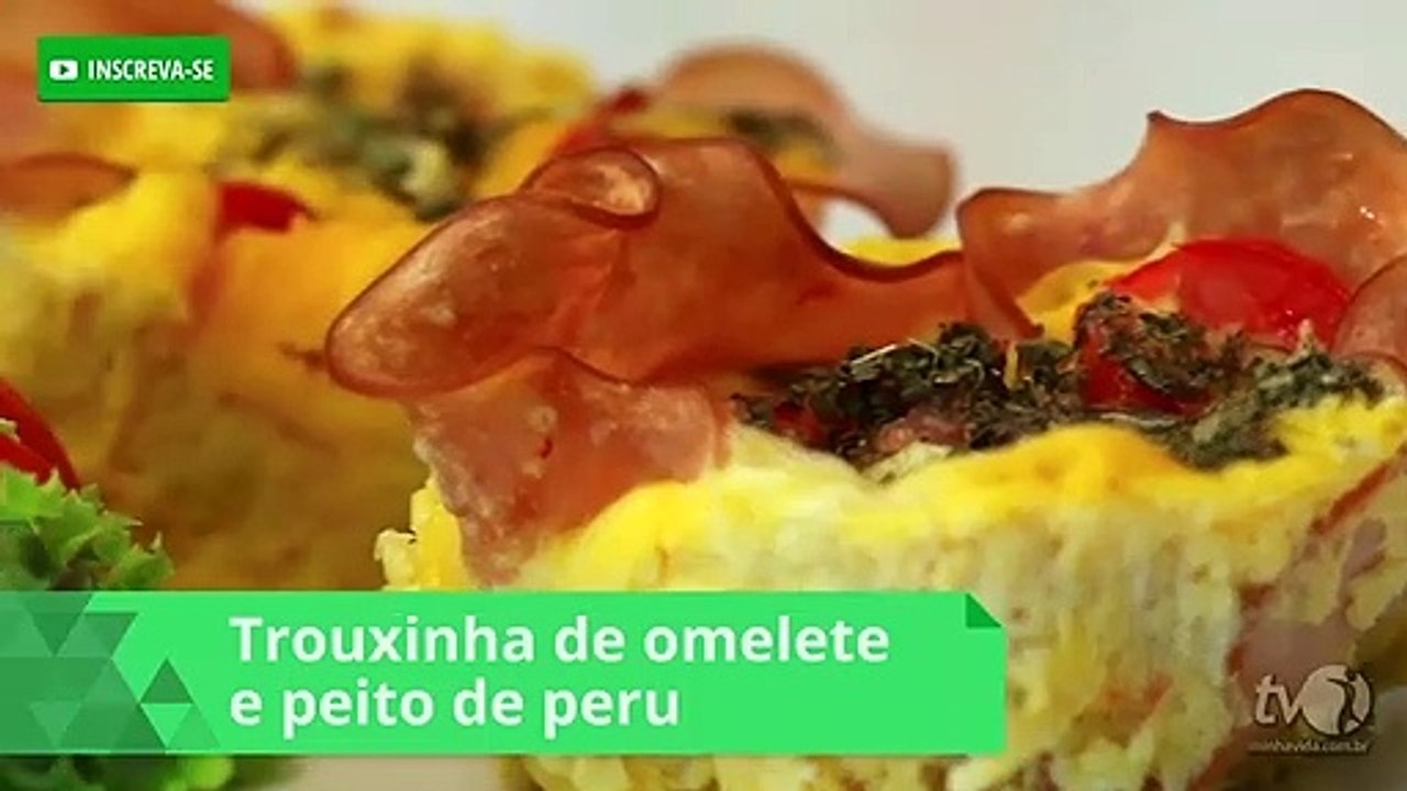 Trouxinha de omelete e peito de peru feita no micro-ondas é receita prática e deliciosa