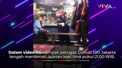 Petugas Dishub DKI Nongkrong di Warkop Saat PPKM Darurat
