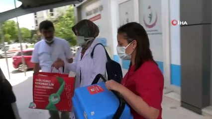 81 yaşındaki Hacer Nine'ye sağlık ekipleri aşıyı evinde yaptı