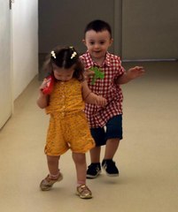 DOWN SENDROMLU RABİA VE EGE, FİZYOTERAPİYLE YÜRÜMEYE BAŞLADI