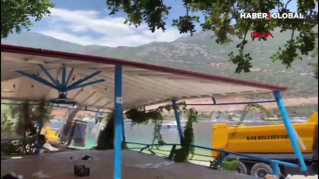 Antalya Kaş'ta İnceboğaz mevkiinde kıyı işgali yapan işletme yıkıldı, plaj vatandaşa ücretsiz açıldı