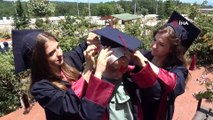 Üçüz kardeşler aynı okuldan dereceyle mezun oldu