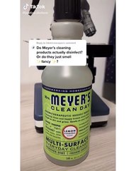 Il teste l'efficacité de différents désinfectants sur les bactéries !