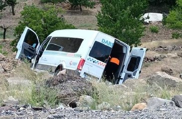MALATYA'DA LASTİĞİ PATLAYAN YOLCU MİNİBÜSÜ DEVRİLDİ 15 YARALI