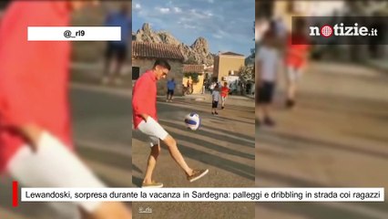 Lewandoski, sorpresa durante la vacanza in Sardegna: palleggi e dribbling in strada coi ragazzi