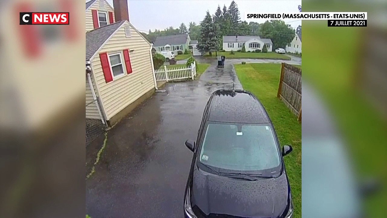 Regardez les images impressionnantes de cet Américain qui manque de peu d’être frappé par la foudre qui est tombée à quelques centimètres de lui ! - VIDEO