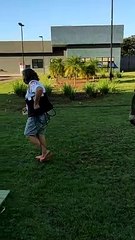 Burro “traficante” é devolvido aos donos após ter sido flagrado puxando carroça com drogas