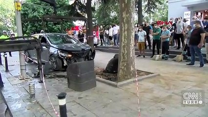 Otomobilin kaldırımda çarptığı kadın ağır yaralandı