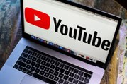 Estudio: las recomendaciones por IA de YouTube sigue promoviendo la desinformación