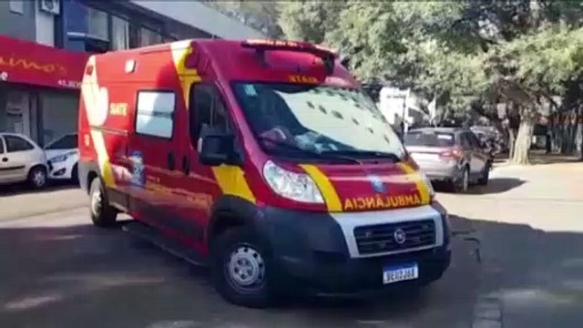 Trabalhador sofre queda enquanto realiza reforma em uma empresa, na Rua Visconde de Guarapuava