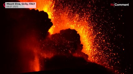 İtalya'daki yanardağ Etna yeniden faaliyette