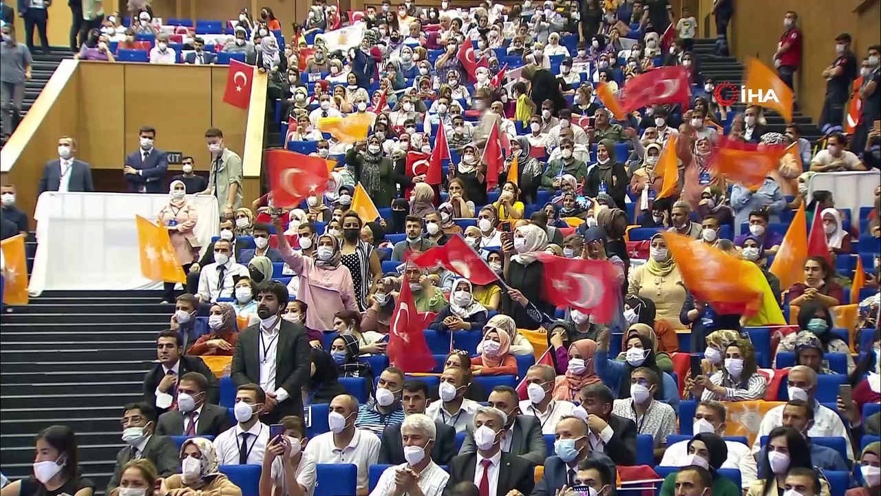 Cumhurbaşkanı Erdoğan: “Dicle’nin kuzularını çakallara kaptırmamak için gece gündüz yol yürüyor, gayret gösteriyoruz. Biz sırtımızı başkaları gibi şu veya bu terör örgütlerine değil Rabbimizin takdirine, halka yaslıyoruz. Biz gücümüzü