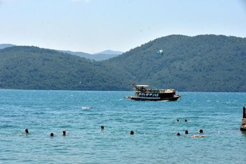 AKYAKA PLAJLARINDA, BİR YANDA DENİZ BİR YANDA SÖRF KEYFİ