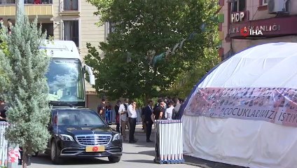 Cumhurbaşkanı Erdoğan, 'Diyarbakır Anneleri'ni kaldıkları çadırda ziyaret etti