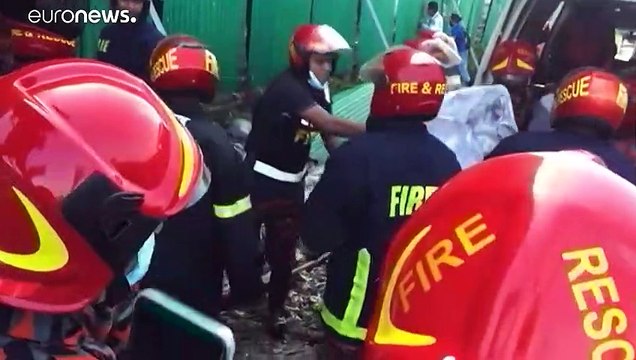 Arbeiter eingeschlossen - dutzende Tote bei Fabrikbrand in Bangladesch