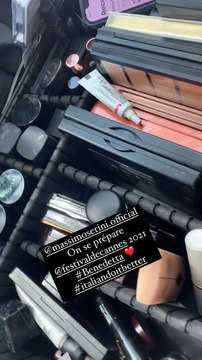 Clotilde Courau se fait chouchouter par Massimo Serini à Cannes. Juillet 2021