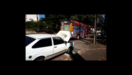 Após colisão com caminhonete, veículo Gol pega fogo e Corpo de Bombeiros é acionado para controlar as chamas