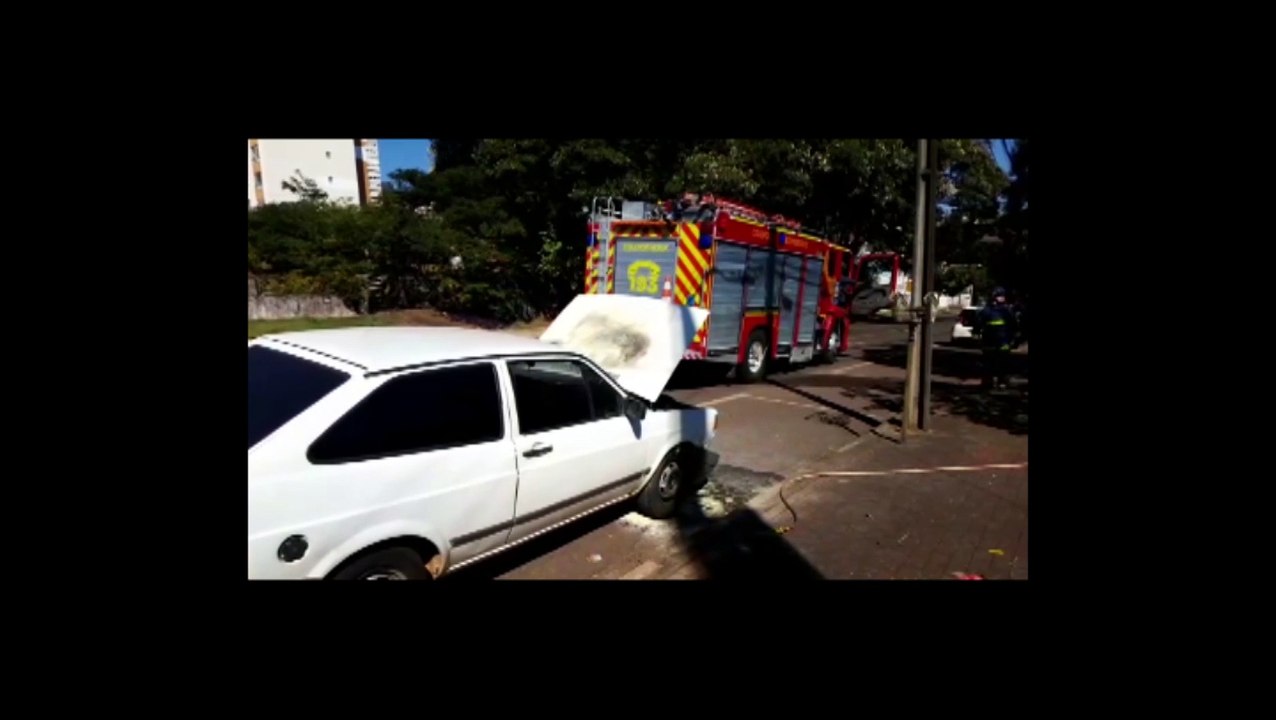 Após colisão com caminhonete, veículo Gol pega fogo e Corpo de Bombeiros é acionado para controlar as chamas