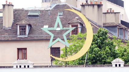 شاهد: عميد مسجد باريس يهدي المراهقة الفرنسية التي انتقدت الإسلام مصحفا ويقودها في جولة داخل المسجد