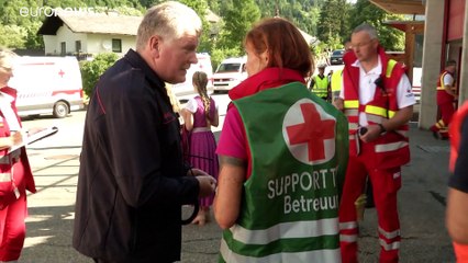 Zug stürzt am letzten Schultag in den Fluss: 17 Jugendliche bei Unglück verletzt