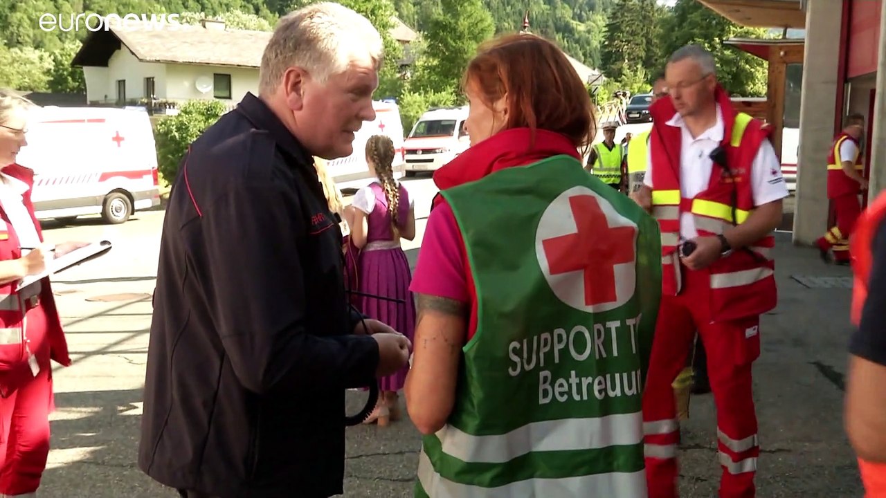 Zug stürzt am letzten Schultag in den Fluss: 17 Jugendliche bei Unglück verletzt