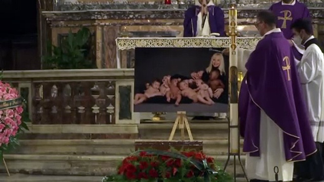 Funeral da cantora italiana Raffaella Carrà realizou-se em Roma
