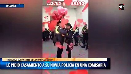 le pidió casamiento a su novia policía en una comisaría