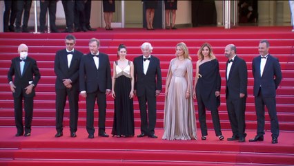 La montée des marches de l'équipe du film "Benedetta" - Cannes 2021