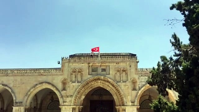 Mescid-i Aksa'ya Türk bayrağı asıldı