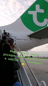 Camille Lacourt a oublié son passeport : sa compagne Alice Detollenaere embarque seule. Juillet 2021