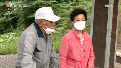 공원에 앉아 잠시 쉬었다 가는 부부